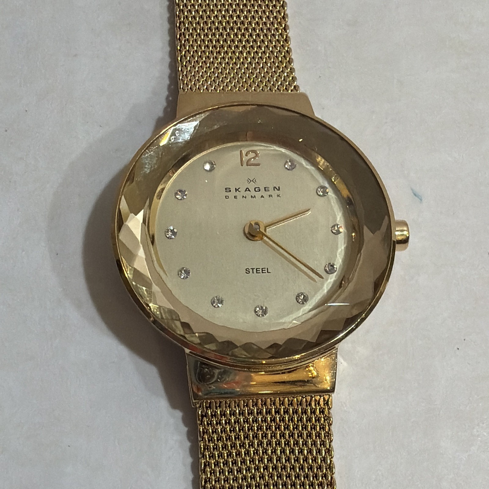 Skagen Womens Gold Dial Quartz Watch Gold Mesh Band Diamond Markers 30m Skagen Womens Gold Dial Quartz Watch Gold Mesh Band Diamond Markers 30m